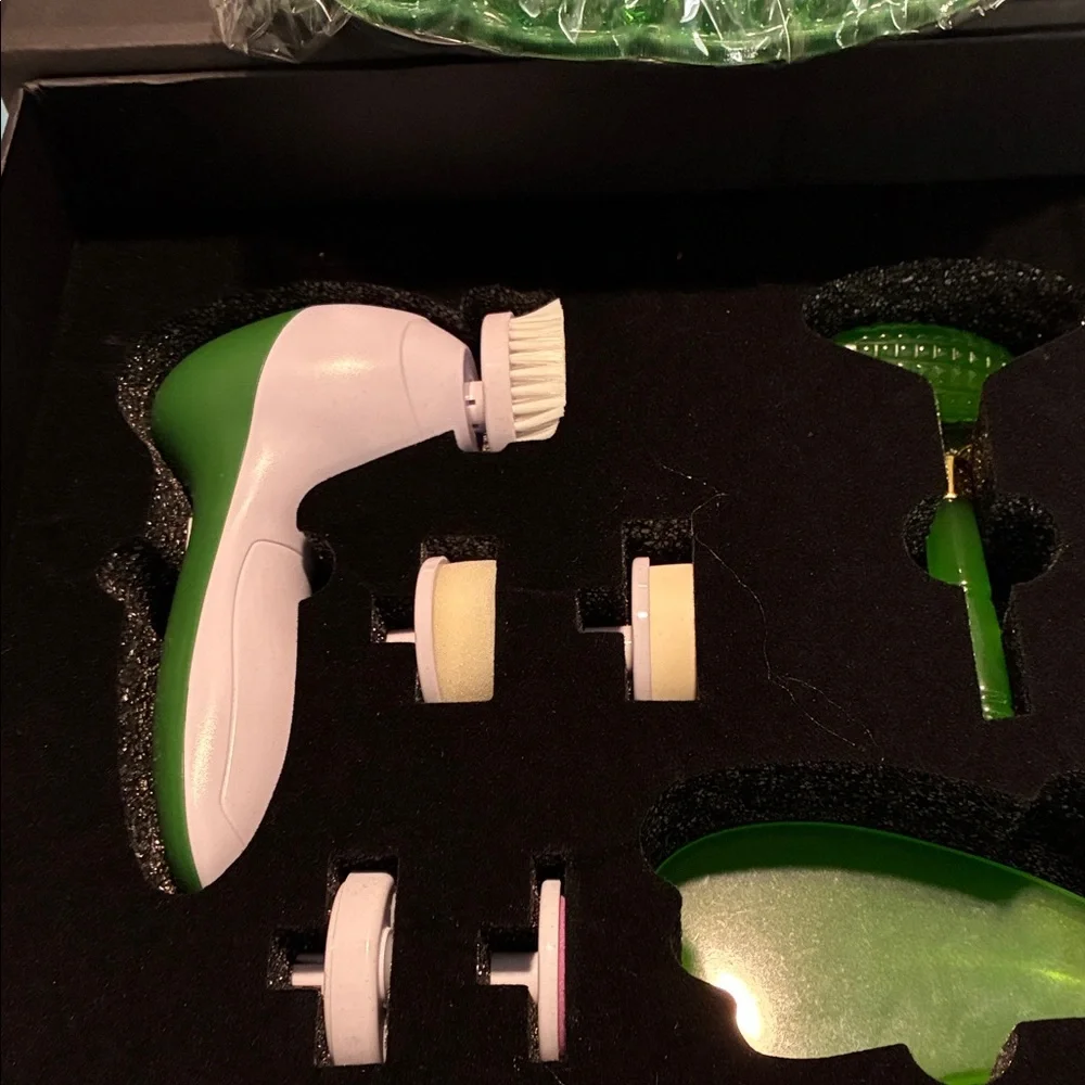 NWOT Moderne Elegance Simple Sophisticated Living Facial Spa Set in Box